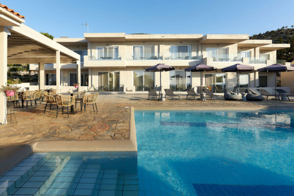 mila-malia-suites-dinning-at-the-pool